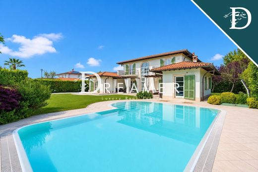 Villa Forte dei Marmi, Lucca ilçesinde