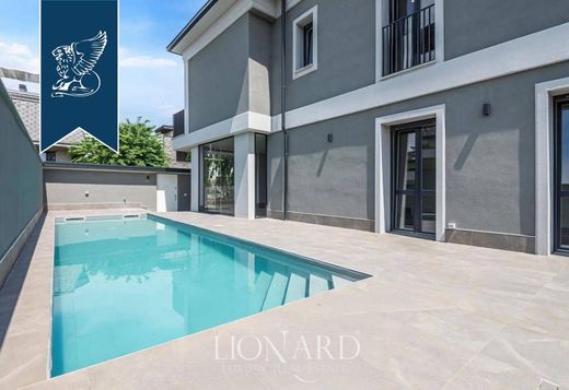 Villa a Vedano al Lambro, Monza e Brianza