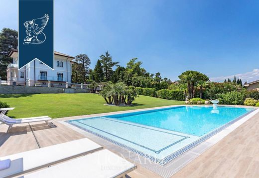 Villa a Desenzano del Garda, Brescia