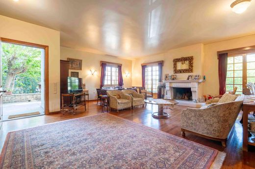 Varybóbi, Nomarchía Anatolikís Attikísの一戸建て住宅