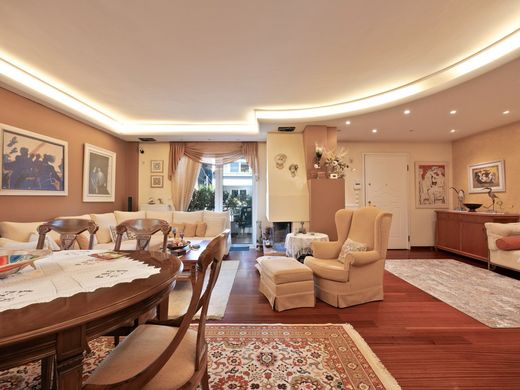 Residential complexes in Khalándrion, Nomarchía Athínas