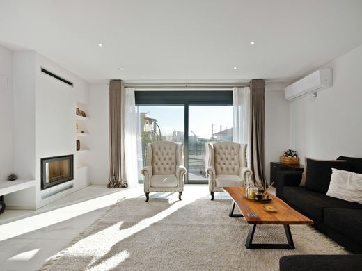 Paianía, Nomarchía Anatolikís Attikísのマルチファミリーヴィラ