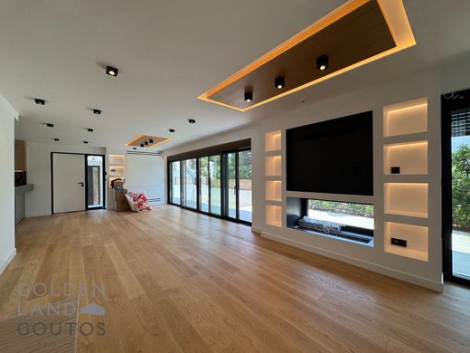 Casa Unifamiliare a Várkiza, Nomarchía Anatolikís Attikís