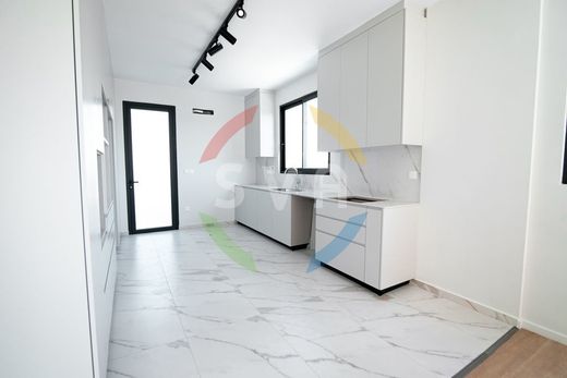 Villa a Ágios Týchon, Eparchía Lárnakas