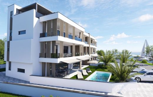 Apartment / Etagenwohnung in Nin, Zadar