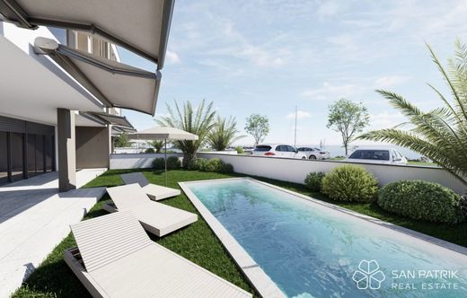 Apartment / Etagenwohnung in Nin, Zadar